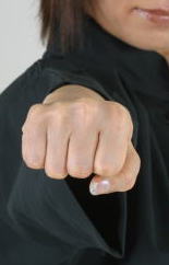 リズミック・カンフーの代表的基本形『正拳突』の写真。